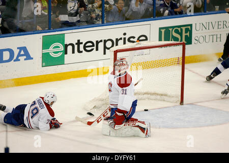 Tampa, Florida, USA. 16. April 2014. DOUGLAS R. CLIFFORD. Montreal Canadiens Goalie Carey Price (31), Center und Montréal Canadiens Verteidiger Andrei Markov (79), links, werden geschlagen von Tampa Bay Lightning Center Steven Stamkos (91) während der dritten Periode am Mittwoch (16.04.14) Spiel zwischen den Tampa Bay Lightning gegen die Montréal Canadiens in der ersten Runde der Stanley Cup Playoffs in der Tampa Bay Times Forum in Tampa. Das Ziel des Spiels bei 4-4 gebunden. © Douglas R. Clifford/Tampa Bucht Times/ZUMAPRESS.com/Alamy Live-Nachrichten Stockfoto