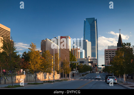 USA, Oklahoma, Oklahoma City, Oklahoma City National Memorial, Eingang West und Skyline der Stadt Stockfoto