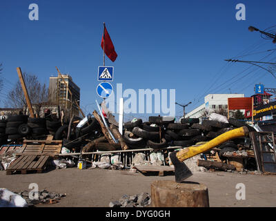 Luhansk, Ukraine. 17. April 2014. Axt stecken in dem Deck auf dem Hintergrund der Barrikaden in der Nähe des ukrainischen Regionalbüros des Sicherheitsdienstes in Luhansk Credit: Igor Golovnov/Alamy Live News Stockfoto