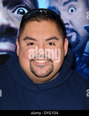 Los Angeles, CA, USA. 16. April 2014. Gabriel Iglesias im Ankunftsbereich für A HAUNTED HOUSE Premiere, Regal Kinos LA Live, Los Angeles, CA 16. April 2014. Bildnachweis: Dee Cercone/Everett Collection/Alamy Live-Nachrichten Stockfoto