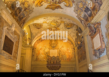 BOLOGNA, Italien - 15. März 2014: Decke und Wände des externen Atrium des Archiginnasio. Stockfoto