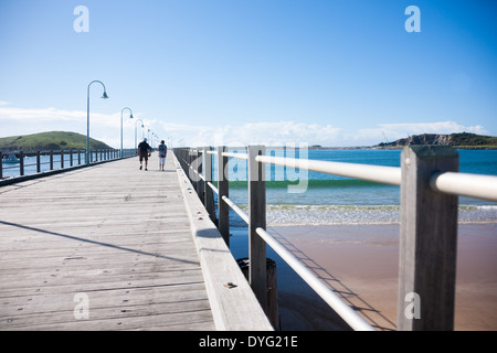 Zwei Menschen gehn entlang der langen Pier Coff Harbour, Australien zwei Menschen im März 2014. Stockfoto