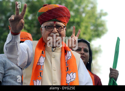 Ahmedabad, Indien. 16. April 2014. Lal Krishna Advani, Bharatiya Janata Partei (BJP) Führer und Gandhinagar Lok Sabha (Unterhaus des Parlaments) Sitz Kandidat, winkt Massen während einer Roadshow in Ahmedabad, Indien, 16. April 2014. Indiens fünften neun-Phasen Lok Sabha Wahlen startete am Mittwoch. Bildnachweis: Stringer/Xinhua/Alamy Live-Nachrichten Stockfoto