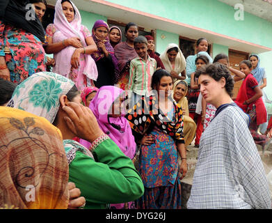 Rae Bareli, Indien. 16. April 2014. Indian Congress Party Chef Sonia Gandhi Tochter Priyanka Gandhi Vadra (1. R Front) interagiert mit den Dorfbewohnern im Wahlkampf in Rae Bareli, Indien, 16. April 2014. © Stringer/Xinhua/Alamy Live-Nachrichten Stockfoto