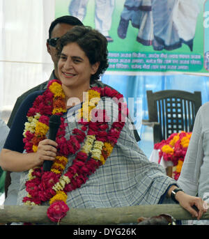 Rae Bareli, Indien. 16. April 2014. Indian Congress Party Chef Sonia Gandhi Tochter Priyanka Gandhi Vadra spricht im Wahlkampf in Rae Bareli, Indien, 16. April 2014. © Stringer/Xinhua/Alamy Live-Nachrichten Stockfoto