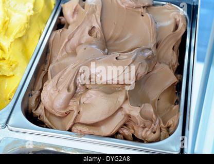 Schokolade Eis in einer Chrom-Display-Wanne Stockfoto