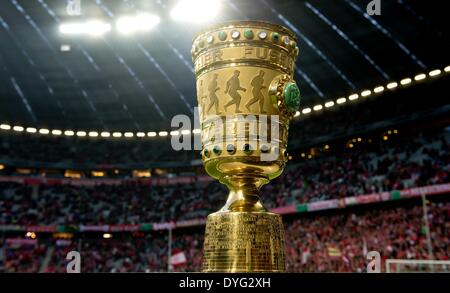 München, Deutschland. 16. April 2014. Die Tasse sitzt im Stadion vor dem DFB-Pokal Halbfinale Spiel zwischen FC Bayern München und FC Kaiserslautern in Allianz Arena in München, Deutschland, 16. April 2014. Foto: SVEN HOPPE/Dpa/Alamy Live News Stockfoto