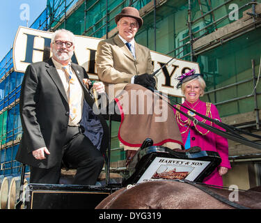 Brighton, UK. 16. April 2014. Brighton & Hove Food and Drink Festival Andrew Kay, Harveys Brauerei Adie Matthews und Bürgermeister von Brighton & Hove Cllr Denise Cobb Ankunft im Stil im Hotel du Vin auf die Harveys Dray von Monty und Winston für den Brighton & Hove Essen und trinken Frühlingsfest Start gezogen. Foto © Julia Claxton Credit: Julia Claxton/Alamy Live News Stockfoto