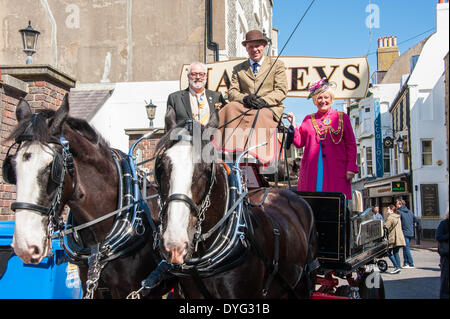 Brighton, UK. 16. April 2014. Brighton & Hove Food and Drink Festival Andrew Kay, Harveys Brauerei Adie Matthews und Bürgermeister von Brighton & Hove Cllr Denise Cobb Ankunft im Stil im Hotel du Vin auf die Harveys Dray von Monty und Winston für den Brighton & Hove Essen und trinken Frühlingsfest Start gezogen. Foto © Julia Claxton Credit: Julia Claxton/Alamy Live News Stockfoto