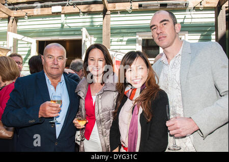 Brighton, UK. 16. April 2014. Chris und Anita Ellison mit Gina und Bryan von Sabai Thai an der Brighton & Hove Essen und trinken Frühlingsfest Start, Hotel du Vin, Brighton photo © Julia Claxton Credit: Julia Claxton/Alamy Live News Stockfoto