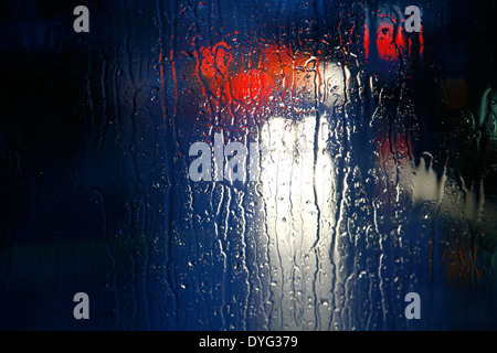 Blick durch das Fenster Regen verwischt der Bus Nummer 14 für den Verkehr auf einer regnerischen Fulham Road, Fulham, London, UK Stockfoto