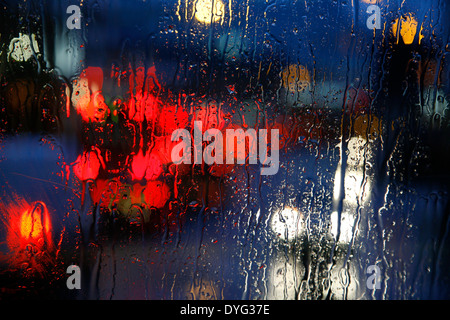 Blick durch das Fenster Regen verwischt der Bus Nummer 14 für den Verkehr auf einer regnerischen Fulham Road, Fulham, London, UK Stockfoto