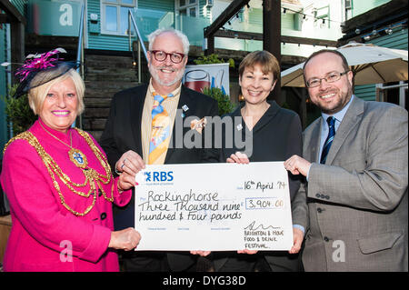 Brighton, UK. 16. April 2014. Bürgermeister von Brighton & Hove Cllr Denise Cobb, BHFDF Andrew Kay, Caroline Lucas, MP und Ryan Heal von Schaukelpferd mit dem Scheck spenden angesprochen von Brighton & Hove Food and Drink Festival für die Charity-Schaukelpferd im Brighton & Hove Essen und trinken Frühlingsfest Start, Hotel du Vin, Brighton photo © Julia Claxton Credit: Julia Claxton/Alamy Live News Stockfoto