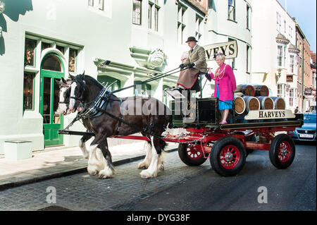 Brighton, UK. 16. April 2014. Brighton & Hove Food and Drink Festival Andrew Kay, Harveys Brauerei Adie Matthews und Bürgermeister von Brighton & Hove Cllr Denise Cobb Ankunft im Stil im Hotel du Vin auf die Harveys Dray von Monty und Winston für den Brighton & Hove Essen und trinken Frühlingsfest Start gezogen. Foto © Julia Claxton Credit: Julia Claxton/Alamy Live News Stockfoto