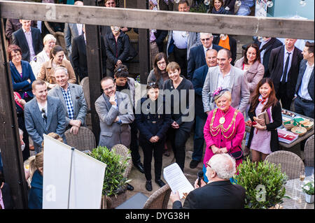 Brighton, UK. 16. April 2014. Andrew Kay begrüßt Gäste, darunter Caroline Lucas, Abgeordneter und Bürgermeister von Brighton & Hove Cllr Denise Cob, die Einführung von Brighton & Hove Essen und trinken Frühlingsfest Start im Hotel du Vin, Brighton photo © Julia Claxton Credit: Julia Claxton/Alamy Live News Stockfoto