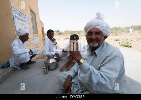 Ca. 15km westlich von Jaisalmer, Rajasthan, Indien. 17. April 2014. Rajasthani Dorfes Männer zeigen ihre eingefärbten Finger nach der Abstimmung in den indischen Wahlen in einem Wahllokal ca. 15km westlich von Jaisalmer. Abfragen von der indischen Lok Sabha fanden Wahlen in 25 Wahlkreisen von Rajasthan, darunter 4 reserviert für SC und 3 für ST Kandidaten heute (17. April) und eine weitere Phase am 24. April statt. Bildnachweis: Lee Thomas/Alamy Live-Nachrichten Stockfoto