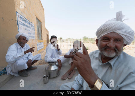 Ca. 15km westlich von Jaisalmer, Rajasthan, Indien. 17. April 2014. Rajasthani Dorfes Männer zeigen ihre eingefärbten Finger nach der Abstimmung in den indischen Wahlen in einem Wahllokal ca. 15km westlich von Jaisalmer. Abfragen von der indischen Lok Sabha fanden Wahlen in 25 Wahlkreisen von Rajasthan, darunter 4 reserviert für SC und 3 für ST Kandidaten heute (17. April) und eine weitere Phase am 24. April statt. Bildnachweis: Lee Thomas/Alamy Live-Nachrichten Stockfoto