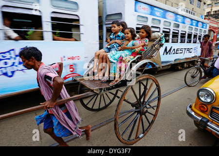 Indien, Westbengalen, Kalkutta, Calcutta, der letzte Tag der Rikscha von Kolkata, Rikscha auf der Straße Stockfoto