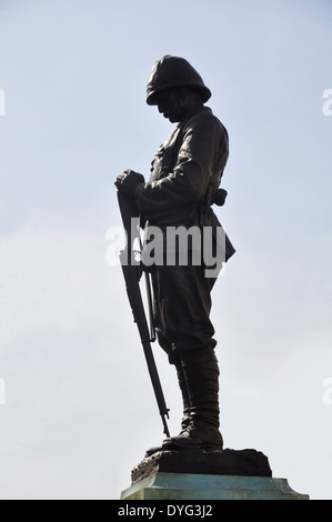 Boer War Memorial - Soldat mit Gewehr stehend; 1899 - 1902 (zweiter Burenkrieg) der Promenade, Cheltenham, Gloucestershire, UK. Stockfoto