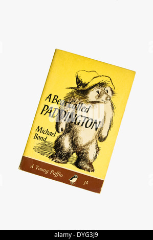 Ein Bär Paddington von Michael Bond genannt. Zuerst veröffentlicht als "A Young Puffin' Taschenbuch 1962 mit Zeichnungen von Peggy Fortnum. Stockfoto