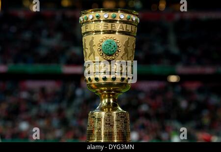 München, Deutschland. 16. April 2014. Die Tasse sitzt im Stadion vor dem DFB-Pokal Halbfinale Spiel zwischen FC Bayern München und FC Kaiserslautern in Allianz Arena in München, Deutschland, 16. April 2014. Foto: SVEN HOPPE/Dpa/Alamy Live News Stockfoto