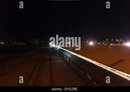 Die Indian Pacific transcontinental Perth nach Sydney hielt in der Station Kalgoolie Western Australia. Stockfoto