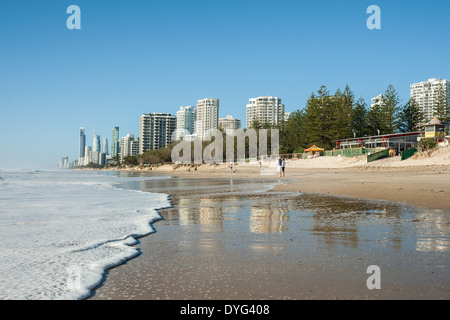 Am frühen Morgen Aktivität am Strand, Surfers Paradise an der Gold Coast, Australien im März 2014. Stockfoto