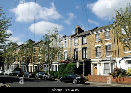 Bryantwood Straße eine Terrasse von Mitte viktorianischen Häusern zeigen Telefon Linien Holloway London Borough of Islington England UK Stockfoto