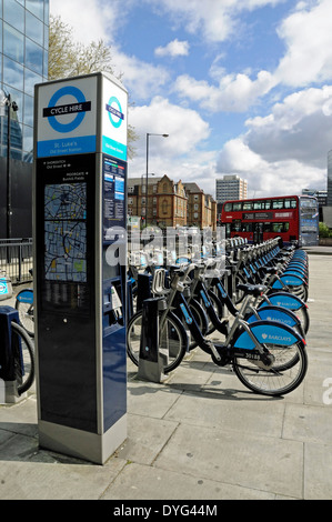 Barclays Cycle Hire St Lukes Old Street mit Bus im Hintergrund, Islington London England UK Stockfoto