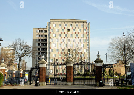 Gates-Victoria-Park mit Wohnungen in Ferne, London Borough of Tower Hamlets, England Großbritannien UK Stockfoto