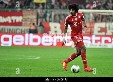 München, Deutschland. 16. April 2014. Münchner Dante kickt den Ball während der DFB-Pokal-Halbfinalspiel zwischen FC Bayern München und FC Kaiserslautern in Allianz Arena in München, Deutschland, 16. April 2014. Foto: Nicolas Armer/Dpa/Alamy Live News Stockfoto