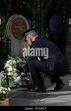 London, UK. 17. April 2014. Polizei-Beauftragter Sir Bernard Hogan-Howe besucht eine Gedenkveranstaltung zum 30 jährigen Jahrestag des Mordes an WPC Yvonne Fletcher auf St James' Square, auf Donnerstag, 17. April 2014 stattfinden. Bildnachweis: Heloise/Alamy Live-Nachrichten Stockfoto