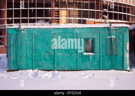 Bauwagen auf einer Baustelle im Winter Shopping center Stockfoto