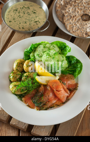 Graved Lachs-Salat mit Knäckebrot schwedische Küche Stockfoto