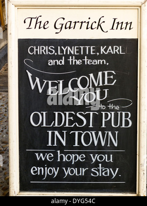 Willkommens-Schild außerhalb der alten Garrick Inn in Stratford-upon-Avon UK Stockfoto