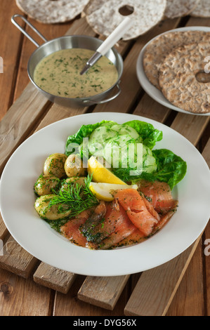 Graved Lachs-Salat mit Knäckebrot schwedische Küche Stockfoto