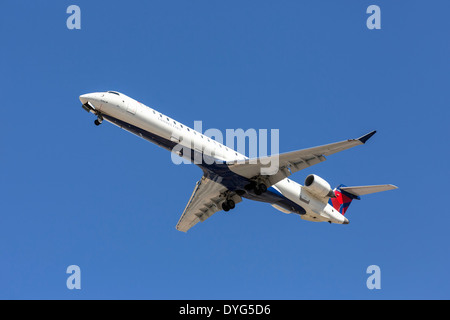 Ein Bombardier CRJ von Delta Airlines im Endanflug Stockfoto