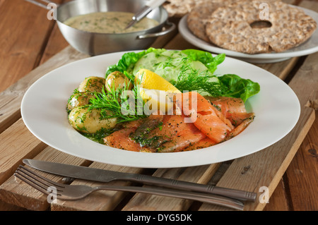 Graved Lachs-Salat mit Knäckebrot schwedische Küche Stockfoto