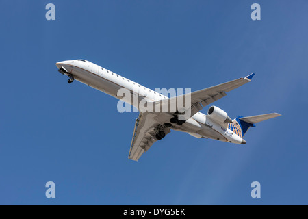 Ein Bombardier CRJ von United Airlines im Endanflug Stockfoto
