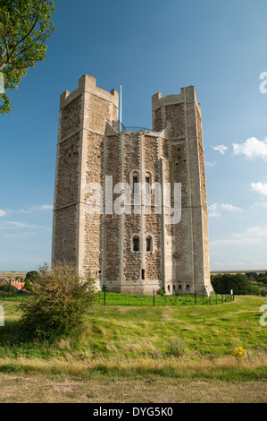 Portraitbild von Orford Castle isoliert vor blauem Himmel. Stockfoto