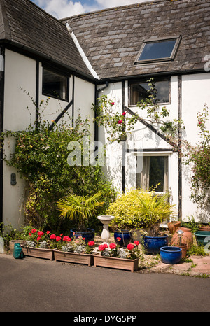 Kleine Terrassengarten im Sommer in Großbritannien Stockfoto