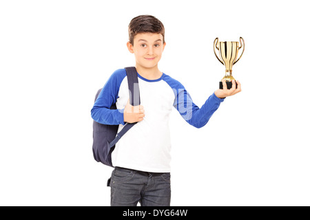 Junge mit Rucksack hält eine Trophäe Stockfoto