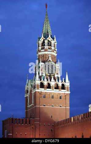 Spasskaja-Turm im Moskauer Kreml bei Nacht Stockfoto