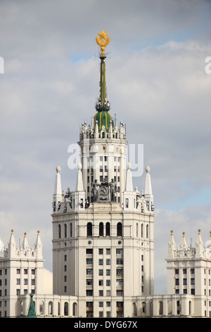 Hochhaus-Sowjet-Ära Gebäude am Kotelnicheskaya Ufer in Moskau, Russland Stockfoto