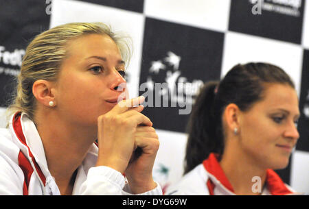 Ostrava, Tschechische Republik. 16. April 2014. Tschechischer Tennisspieler, die Andrea Hlavackova (links) und Lucie Safarova während einer Pressekonferenz vor der Fed-Cup-Halbfinale gesehen sind entsprechen Tschechien Vs Italien in Ostrava, Tschechische Republik, 16. April 2014. © Jaroslav Ozana/CTK Foto/Alamy Live-Nachrichten Stockfoto