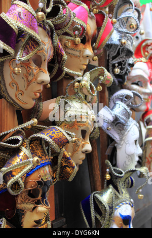 Reihen von venezianischen Karnevalsmasken Stockfoto