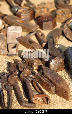 Werkzeuge eines Schmiedes in eine Werkbank Stockfoto