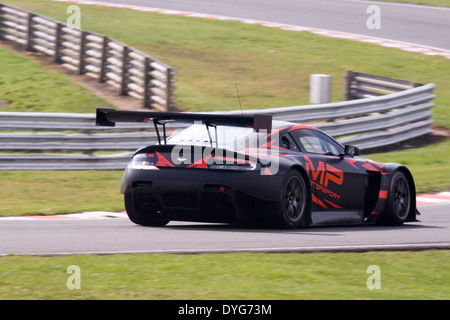 Aston Martin GT3 Beschleunigung um Oulton Park Rennstrecke. Stockfoto