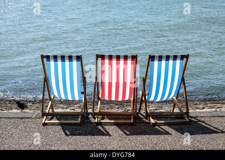 Drei Leere Liegestühle auf Southend direkt am Meer. Stockfoto