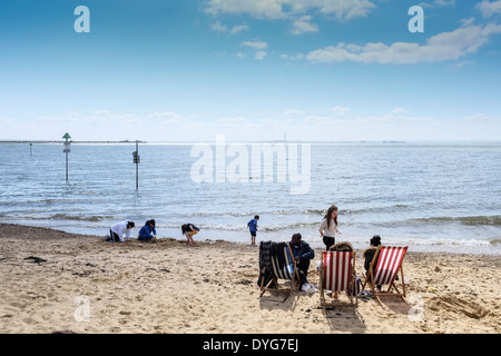 Menschen amüsieren sich auf drei Muscheln Strand in Southend. Stockfoto